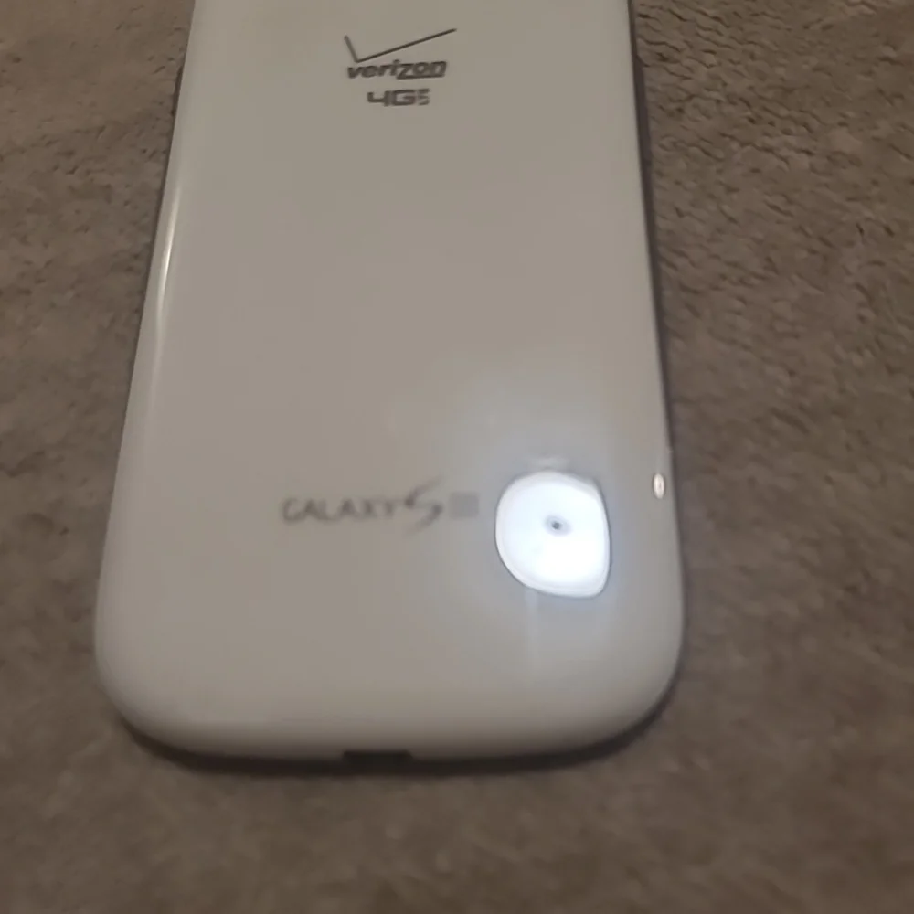 Samsung White Smartphone Does Not Turn On And Screen Is Cracked